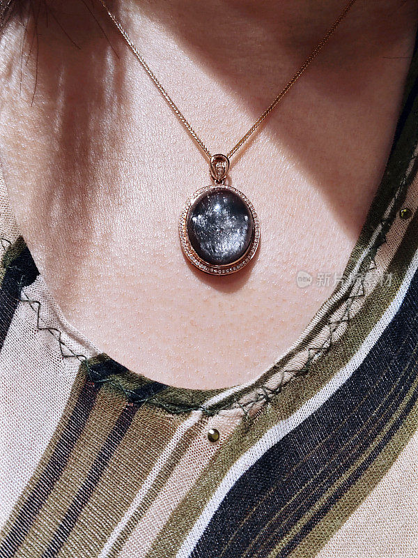 Brookite in石英Pendant